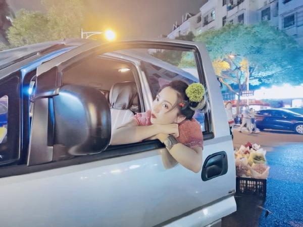阿朵上网听自己的歌需付费,调侃:能靠音乐养活自己了?
