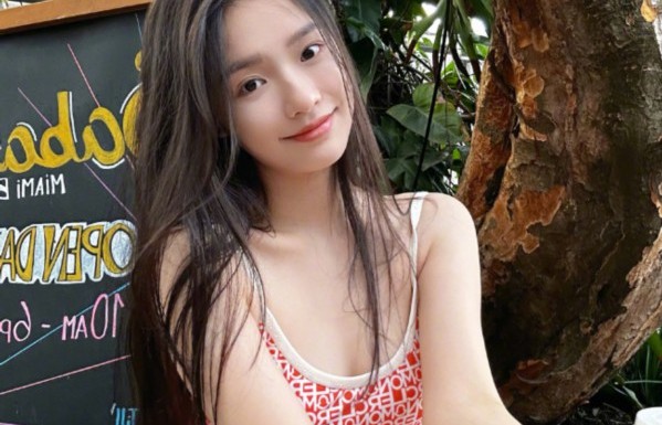 林允晒泳装照大秀好身材 回眸灿笑灵动甜美