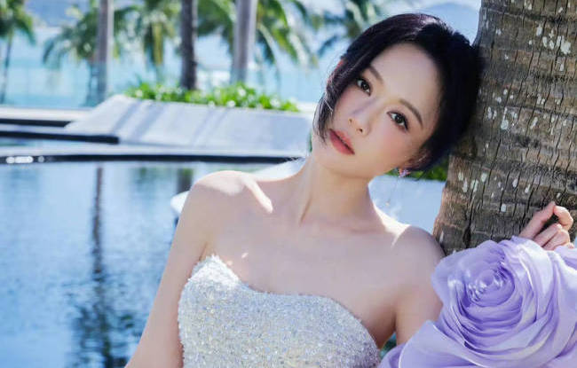 陈乔恩着闪钻鱼尾裙亮相海边 松弛自在尽显优雅