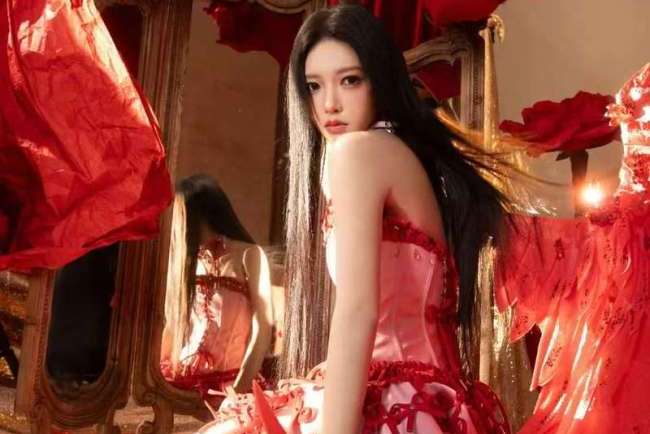 程潇穿粉红短裙配长直发 暗黑童话风造型惊艳吸睛