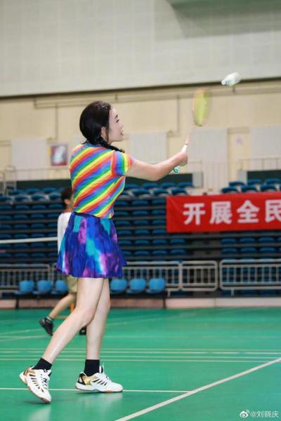 69岁刘晓庆晒生活近照 穿彩虹运动裙状态似少女