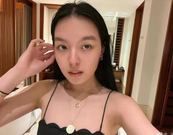 李咏20岁女儿清晨晒美照 穿低胸衣戴大金币项链