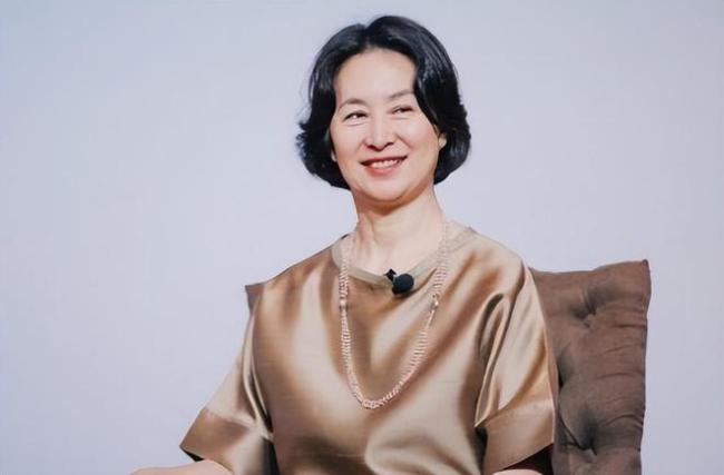 何超琼和父亲何鸿燊旧照公开：1969年住豪宅