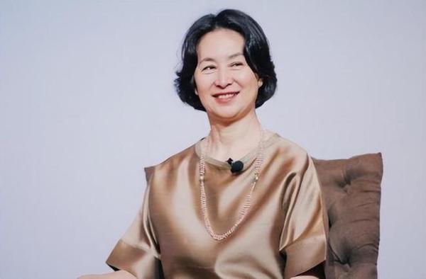 何超琼和父亲何鸿燊旧照公开：1969年住豪宅