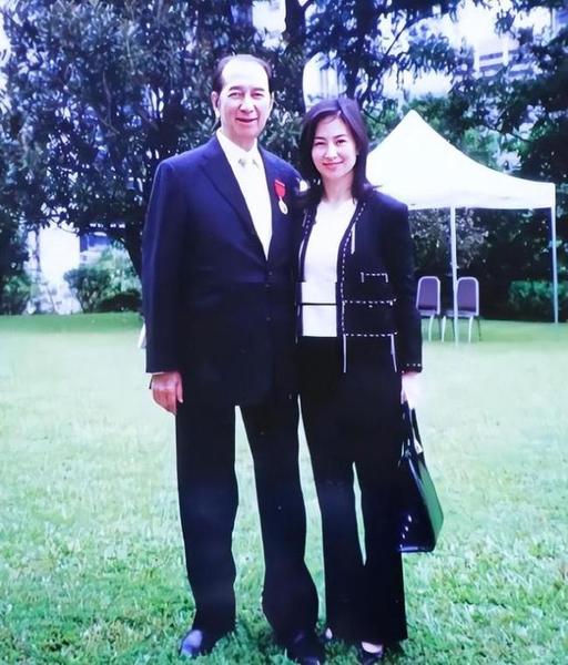 何超琼和父亲何鸿燊旧照公开：1969年住豪宅