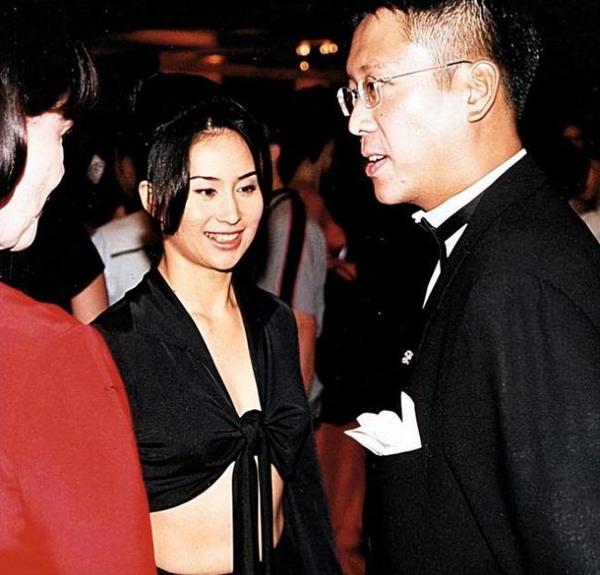 何超琼和父亲何鸿燊旧照公开：1969年住豪宅