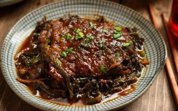 老上海人都会做的葱烧大排，酱汁浓郁可口，肉质软嫩鲜美