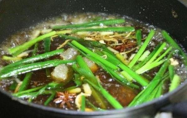 老上海人都会做的葱烧大排，酱汁浓郁可口，肉质软嫩鲜美
