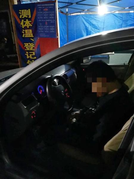 上海人看看又想笑了！松江一司机酒驾进小区，瞬间睡着被抓…