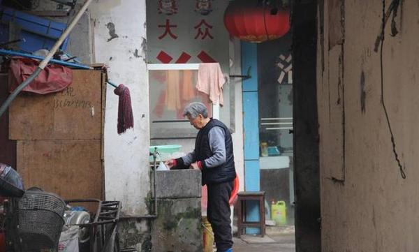实拍上海“城中村”：1000万人的蜗居生活！