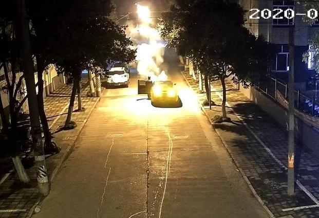 神了！上海一轿车马路上自燃烧成空壳！警察一调查，竟还是事故！