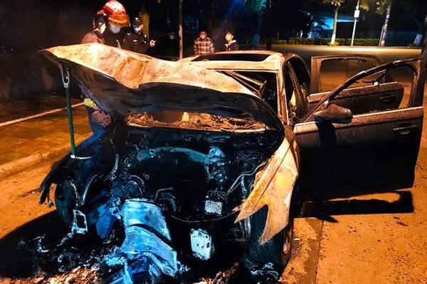 神了！上海一轿车马路上自燃烧成空壳！警察一调查，竟还是事故！