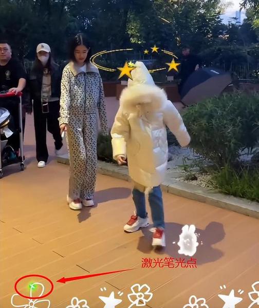陆毅13岁女儿身高近一米七上海街头和妹妹玩闹-- 上海热线