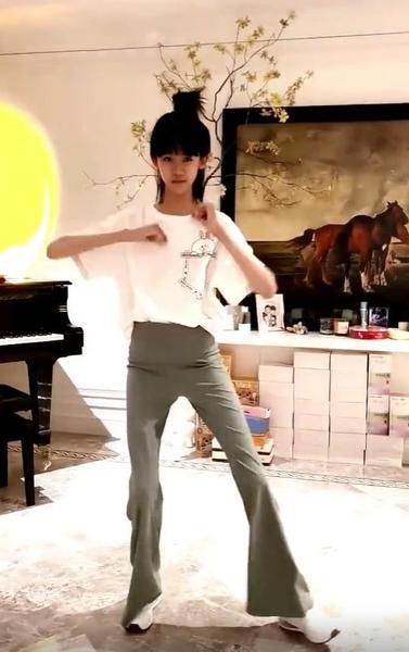 陆毅13岁女儿身高近一米七上海街头和妹妹玩闹-- 上海热线
