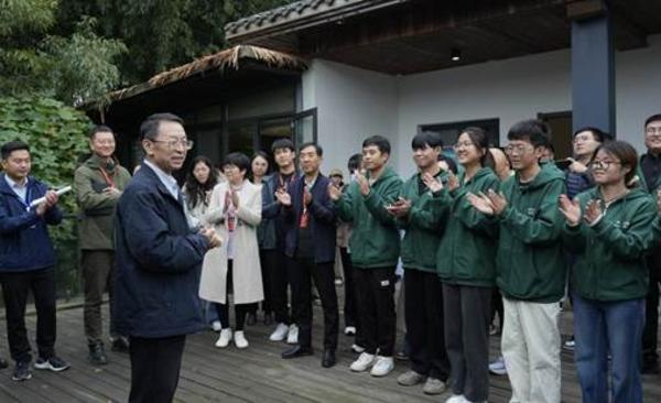 本届大赛在赛制上有较大创新，首创“院士飞行团”环节。今年11月，张福锁院士率专家评审团走进重庆梁平粮油科技小院进行实地考察。王晓 摄