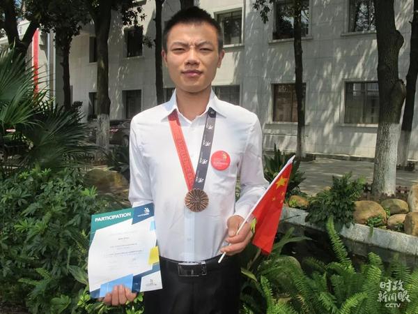 △邹彬在第43届世界技能大赛砌筑项目获得优胜奖。