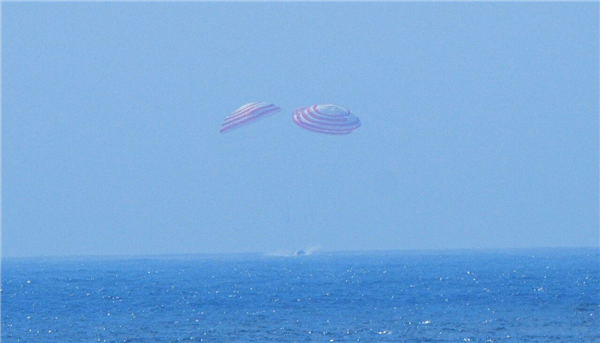 我国首次载人飞船返回舱海上搜索回收:成功完成!